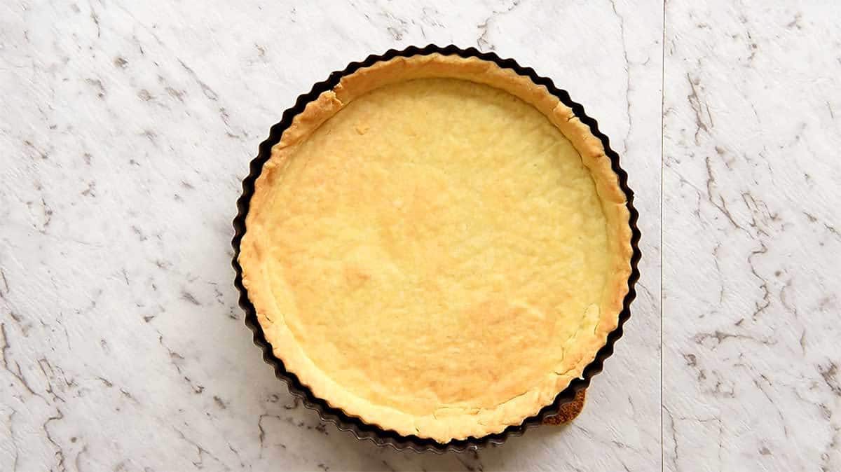 Preparation of easy homemade quiche crust